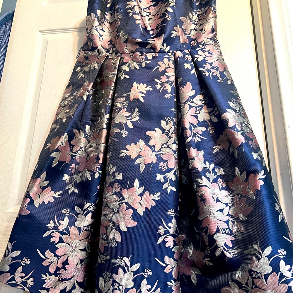 Eliza J floral dress size 14 Beautiful flowered dress is new without tag♥️